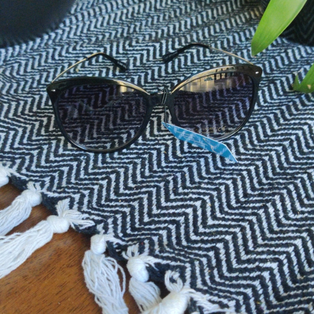 Woman's Black sunglasses